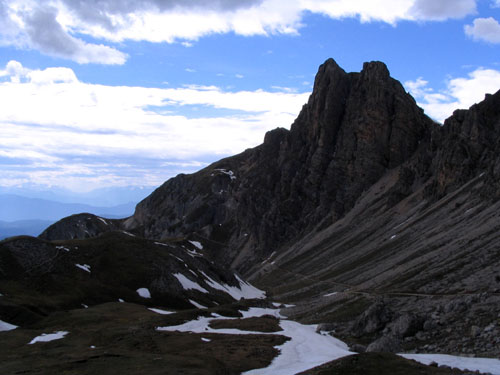 Foto: Andreas Koller / Wandertour / Schlern und Grödner Höhenweg (2656 m) / Von der Tierser Alpl Hütte hat man einen schönen Blick auf die Roterdspitze / 27.12.2006 18:02:37