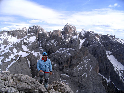 Foto: Andreas Koller / Wandertour / Schlern und Grödner Höhenweg (2656 m) / Am Gipfel der Roterdspitze mit dem Rosengarten im Hintergrund / 27.12.2006 18:02:37