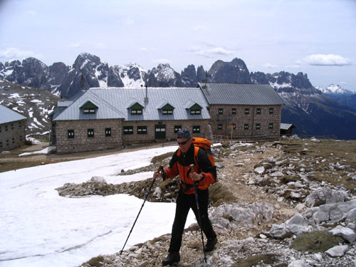 Foto: Andreas Koller / Wandertour / Schlern und Grödner Höhenweg (2656 m) / Das Schlernhaus knapp unterhalb des Schlerngipfels / 27.12.2006 18:02:37