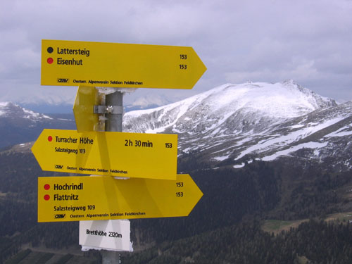 Foto: Andreas Koller / Wandertour / Lattersteig und sechs Gipfel (2320 m) / Wegweiser auf der Bretthöhe / 27.12.2006 18:03:02