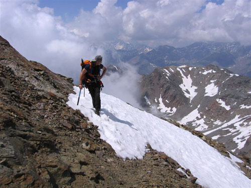 Foto: Andreas Koller / Wandertour / Hintere Eggenspitze - auf den höchsten Gipfel über dem Ultental (3443 m) / Firnflecken am N-Grat / 27.12.2006 18:04:44