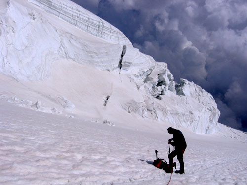 Foto: Andreas Koller / Wandertour / In den südliche Walliser Alpen auf die Ludwigshöhe (4341 m) / Mächtige Seraczonen unterhalb der Priamide Vincent / 27.12.2006 18:04:47