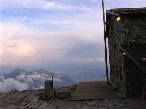 Foto: Andreas Koller / Wandertour / In den südliche Walliser Alpen auf die Ludwigshöhe (4341 m) / Rifugio Mantova / 27.12.2006 18:04:47