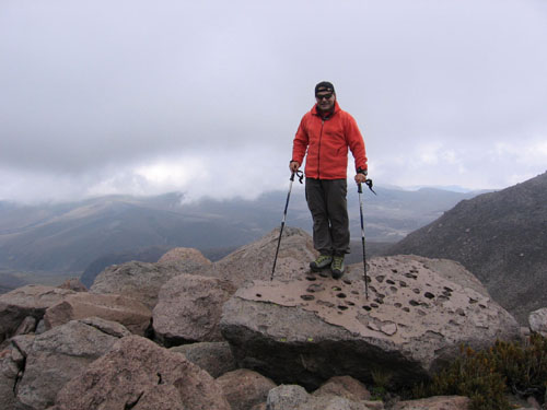 Foto: Andreas Koller / Wandertour / Wandertour in große Höhen im Chimborazo-Massiv (4463 m) / Am Felsen des El Curipoguio / 27.12.2006 18:05:19