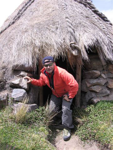 Foto: Andreas Koller / Wandertour / Wandertour in große Höhen im Chimborazo-Massiv (4463 m) / Das Lager Curipoguio (Biwak), über das früher auch eine beliebte Anstiegsroute auf den Chimborazo führte / 27.12.2006 18:05:19