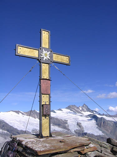 Foto: Andreas Koller / Wandertour / Ins Herz der Granatspitzgruppe (3232 m) / Gipfelkreuz am Großen Muntanitz gegen Großglockner (3798 m)  / 27.12.2006 18:07:12